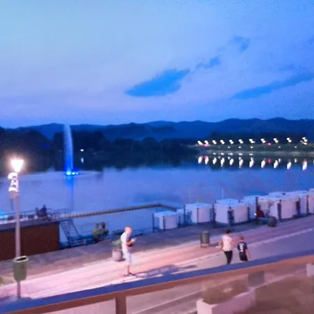 Plaza 7 Srebrno Jezero アパート