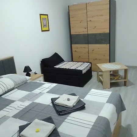 Plaza 7 Srebrno Jezero *