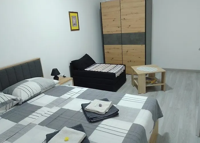 Plaza 7 Srebrno Jezero *